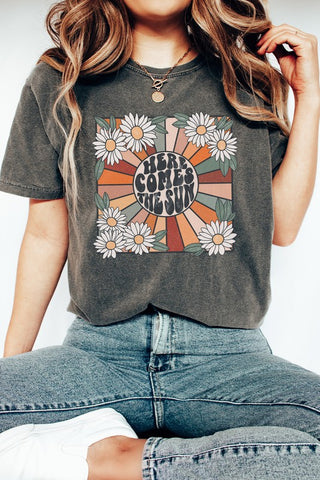 Here Comes The Sun Daisy Comfort Color Graphic Tee