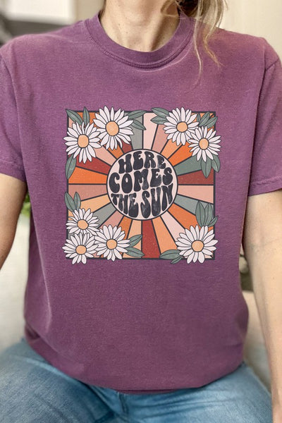 Here Comes The Sun Daisy Comfort Color Graphic Tee